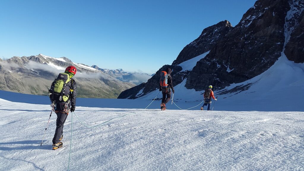 high-altitude mountain tour, glacier, high tourists-1578127.jpg